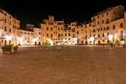 8570375-anfiteatro-de-piazza-de-lucca–vista-de-stlucca–por-la-noche-toscana-italia-catedral-de-martin