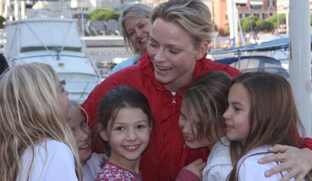 La Princesse Charlène soutient la No Finish Line. En 2012, elle est venue auprès des enfants qu’elle a félicité pour leur engagement auprès de l’association.