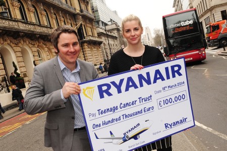 obin Kiely di Ryanair consegna a Louise Brooks di Teenage Cancer Trust un assegno da €100,000, gli interi proventi del Calendario di Beneficenza delle Assistenti di Volo Ryanair 2014.
