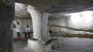 La cripta di Sant'Efisio spiegata dai ragazzi di Cagliari ai turisti. In fondo, uno dei cinquemila studenti volontari