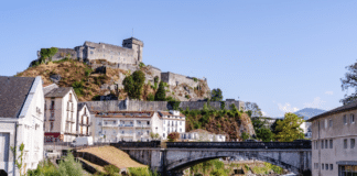 Lourdes-Château et gave du Pau © Un Monde à Vélo